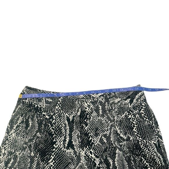 Express Black & White Snakeskin Python Print Satin Dress Shorts - Size 8 - Picture 7 of 11